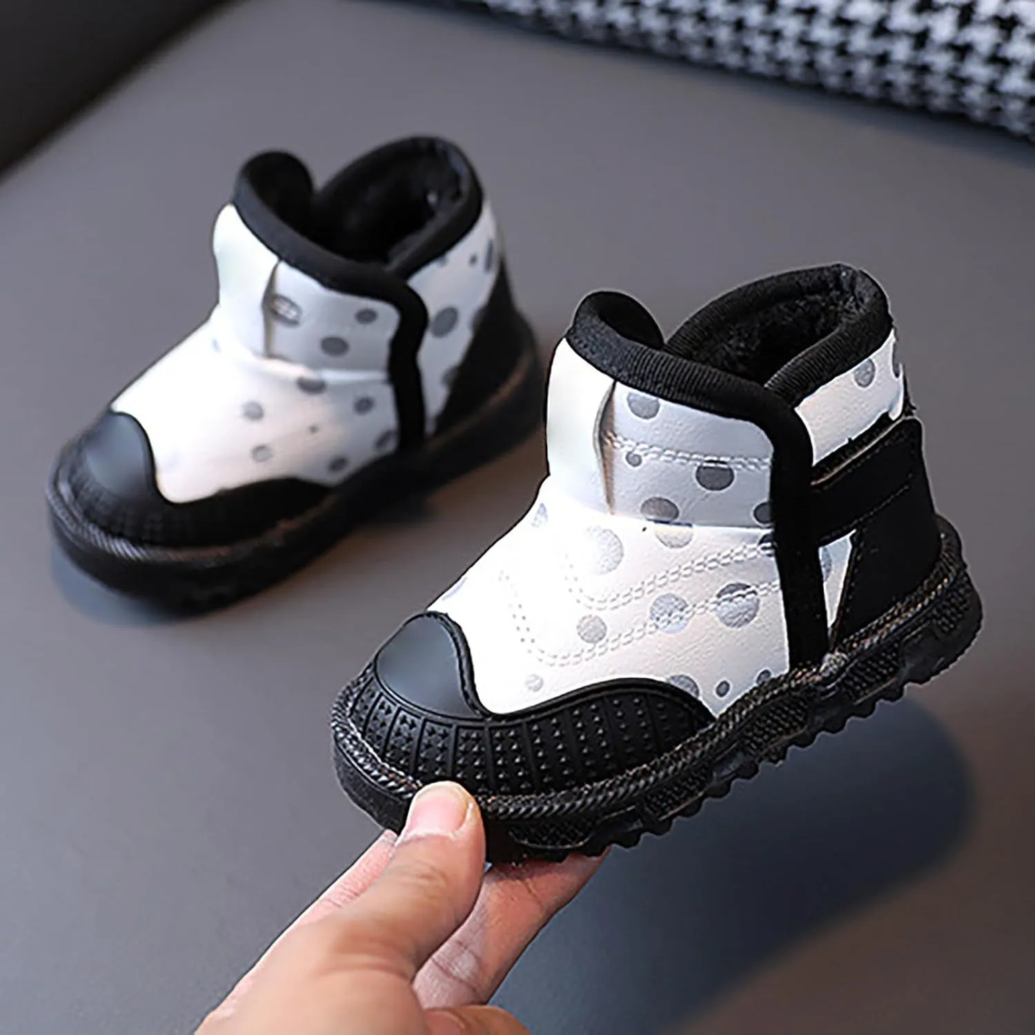 Infant Boys Girls Thicken High Top Luminous Sneakers Fleece Plush Soft Lightweight Glowing Trainer Light Up Shoes
