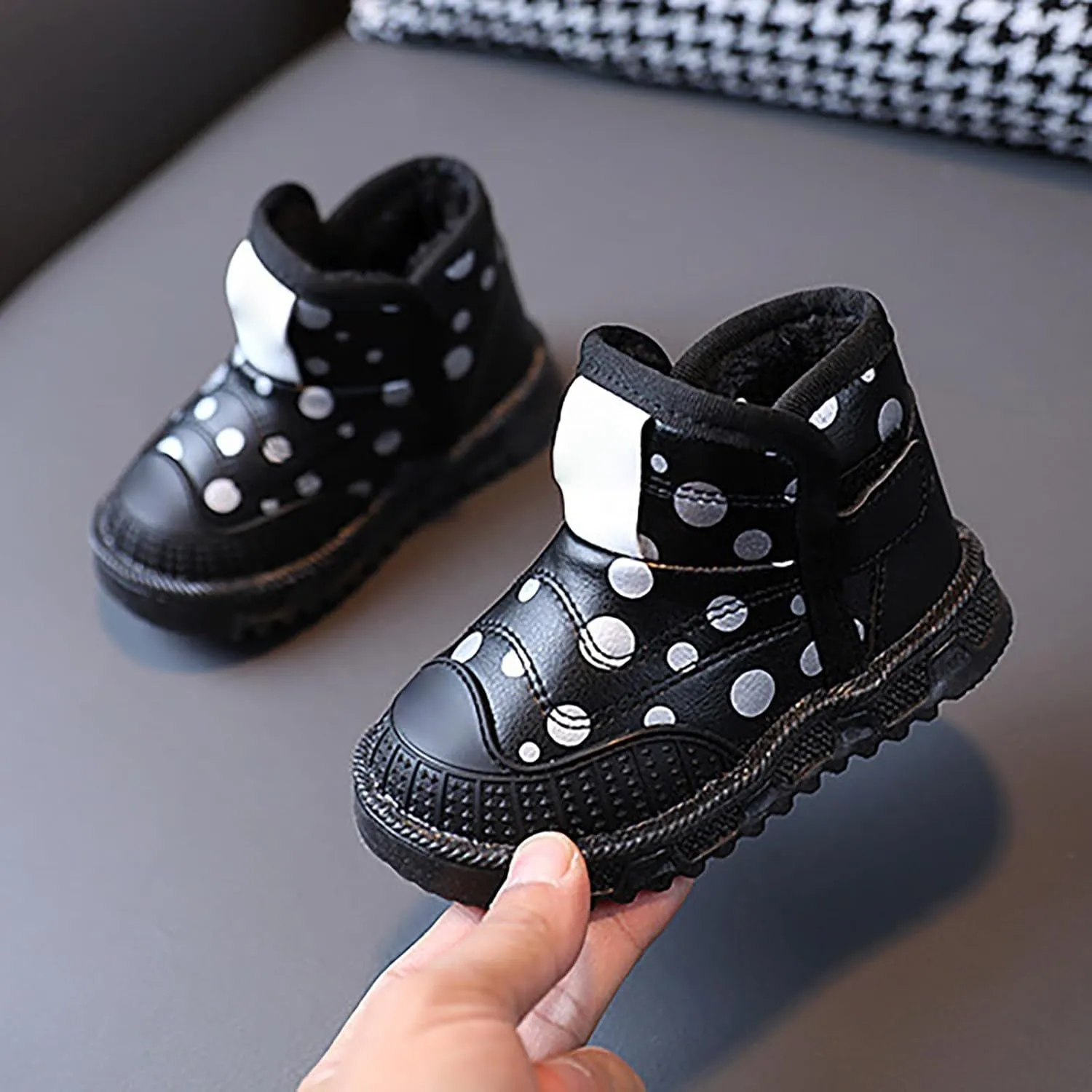 Infant Boys Girls Thicken High Top Luminous Sneakers Fleece Plush Soft Lightweight Glowing Trainer Light Up Shoes